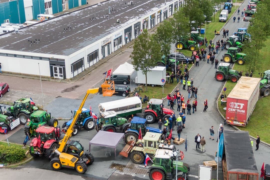 Boeren blokkeerden het distributiecentrum van Albert Heijn in Zwolle, gisteren, vrijdag 10 juli. 230 winkels konden niet worden bevoorraad. - Foto: ANP