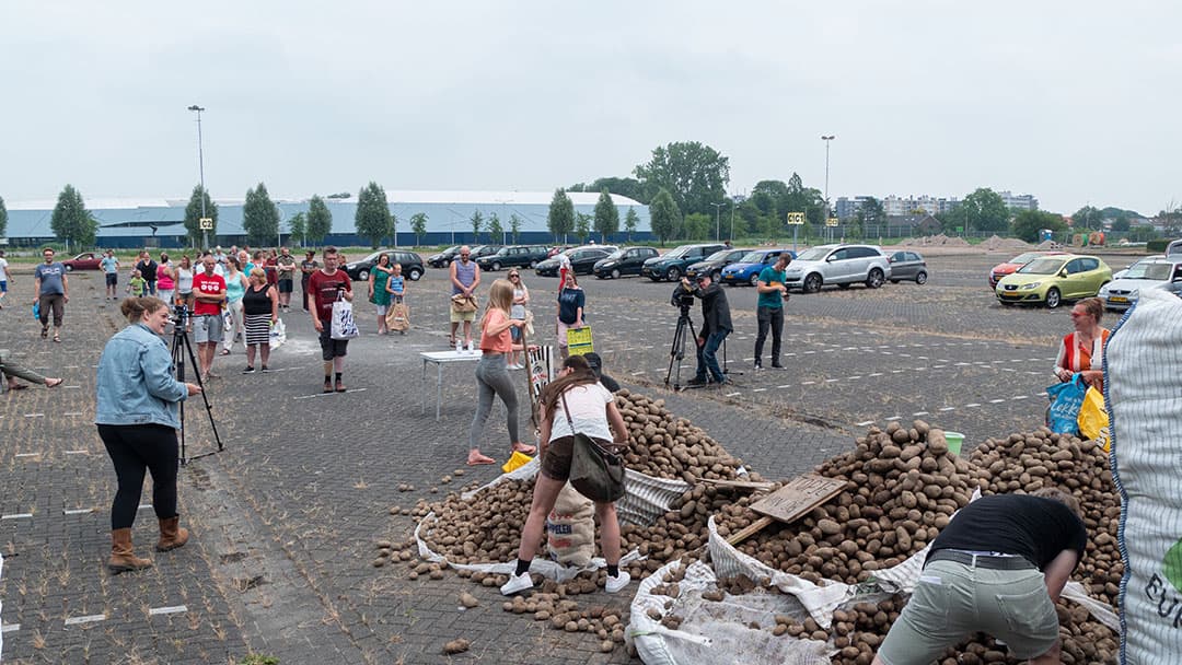 In Leeuwarden is een berg aardappelen gestort die niet kunnen worden afgezet vanwege de coronacrisis. Consumenten kunnen een paar kilo kopen. - Foto: Galama Media