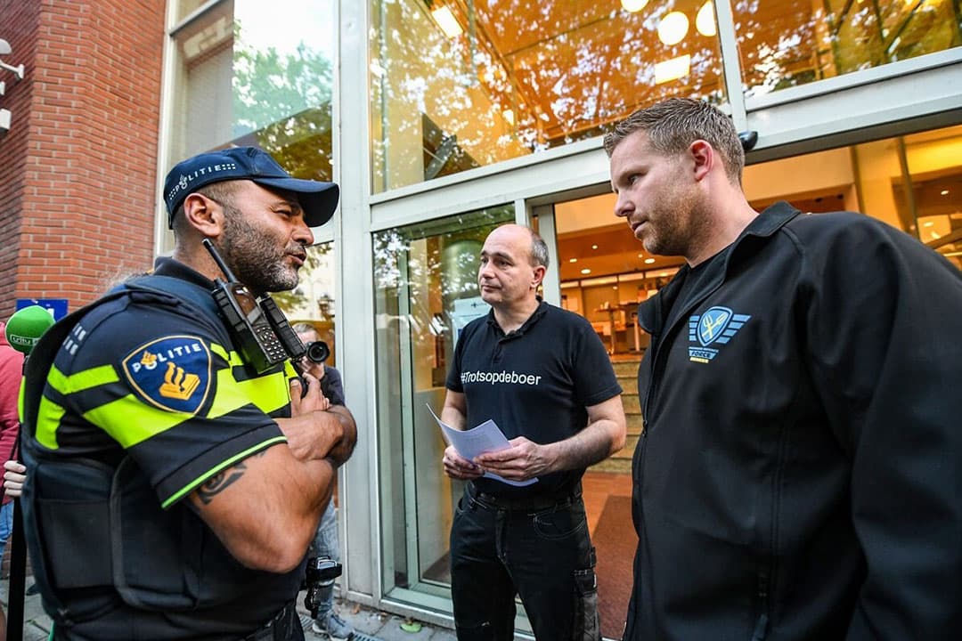 Enkele tientallen boeren verzamelden zich maandagavond 6 juli met hun trekkers voor het politiebureau aan de Langegracht in Leiden. Zij deden aangifte tegen minister Carola Schouten van Landbouw. - Foto: ANP