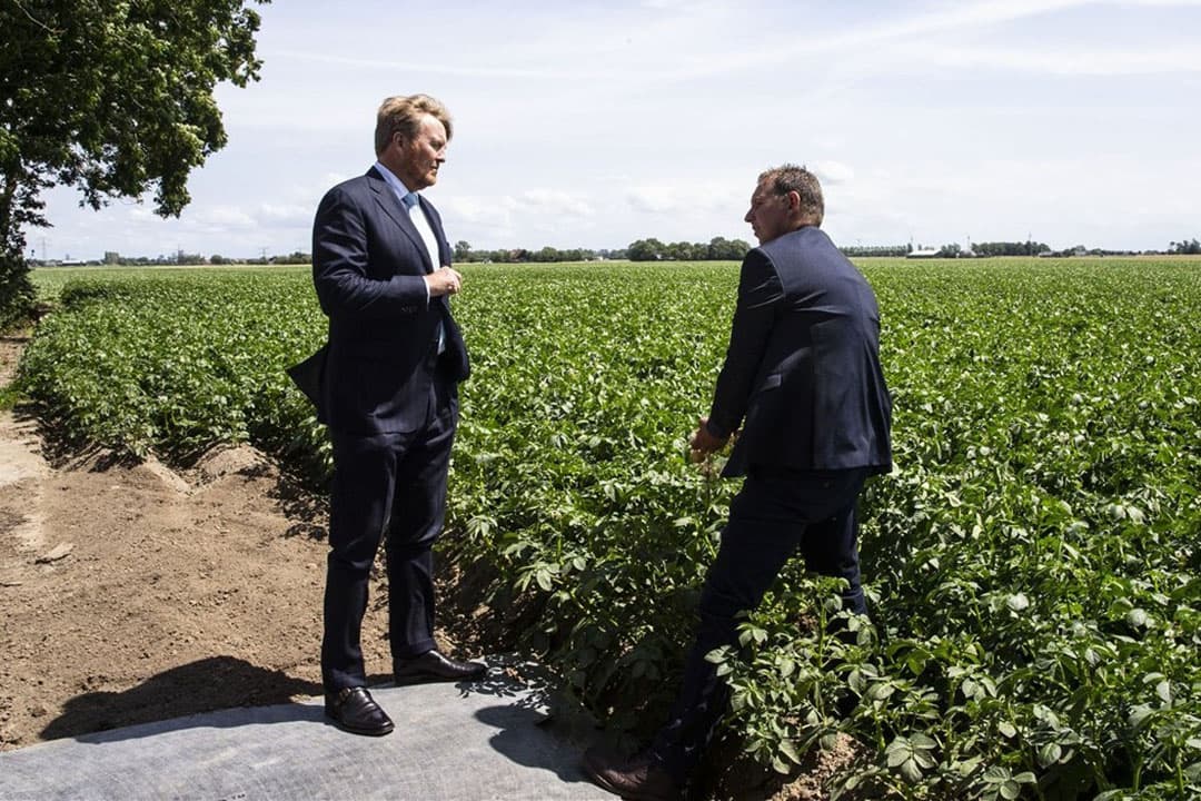 Koning Willem-Alexander tijdens zijn werkbezoek aan Van der Poel Akkerbouw en Loonbedrijf. - Foto: ANP