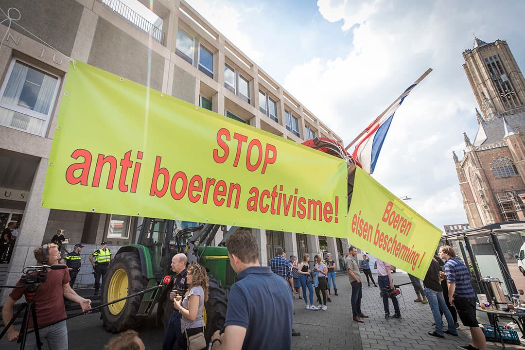 Boeren demonstreren bij de rechtbank in Arnhem tegen dierenactivisten. Foto: Koos Groenewold