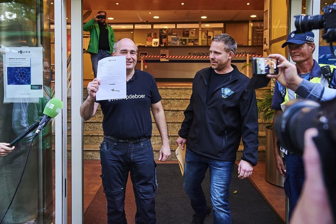 Boeren hebben op 6 juli aangifte gedaan tegen landbouwminister Carola Schouten bij het politiebureau aan de Langegracht in Leiden. - Foto: Hollandse Hoogte