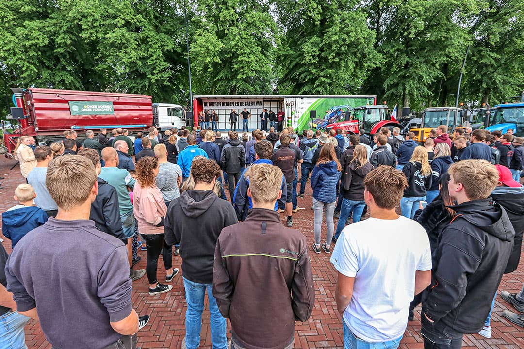 Meer dan honderd boeren en loonwerkers voerden woensdagavond actie in Emmeloord. - Foto: ANP