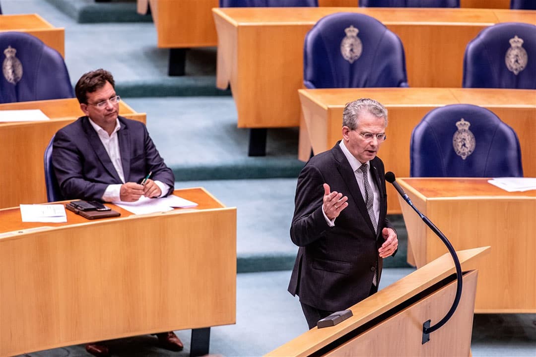 Roelof Bisschop (SGP) en Jaco Geurts (CDA) in het Tweede Kamer-debat tijdens de laatste reguliere bijeenkomst voor het zomerreces over het voorstel van minister Schouten voor stikstofreductie via een voermaatregel. - Foto: ANP