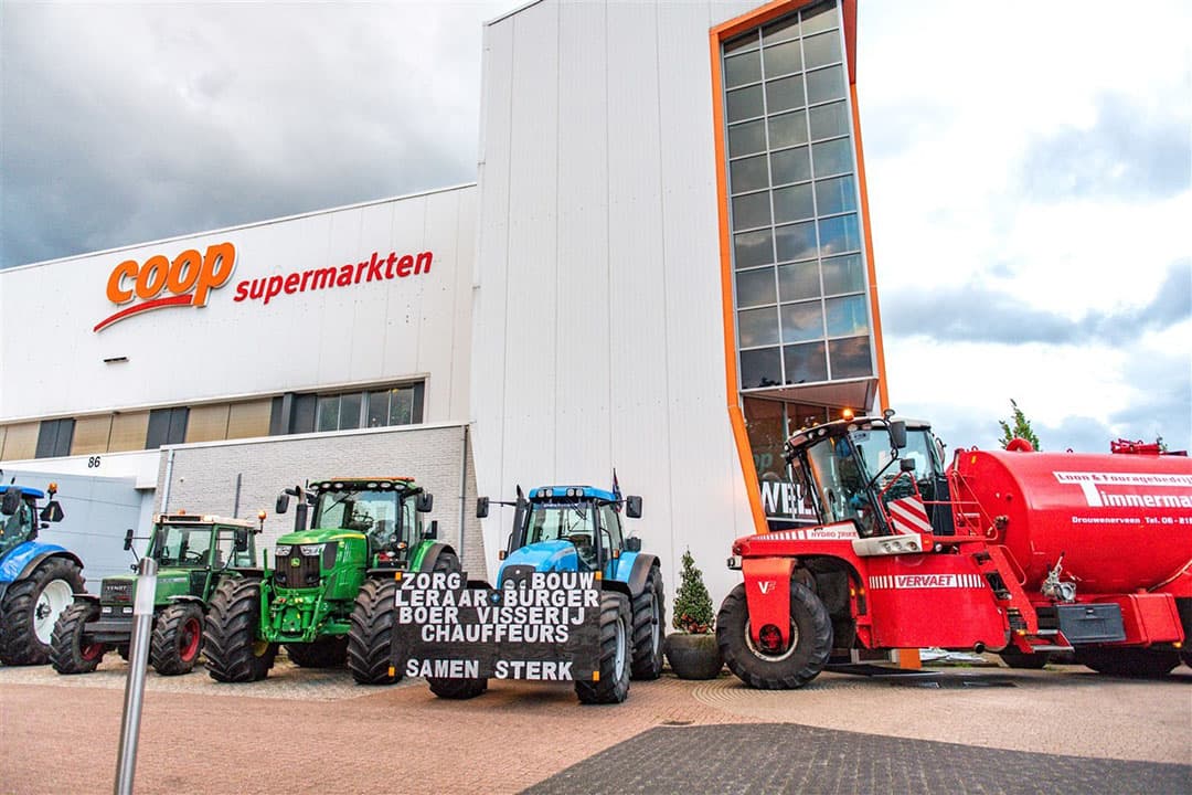 Boeren blokkeerden zondagavond het distributiecentrum van Coop Supermarkten in het Drentse Gieten. - Foto: Venema Media/Novum RegioFoto