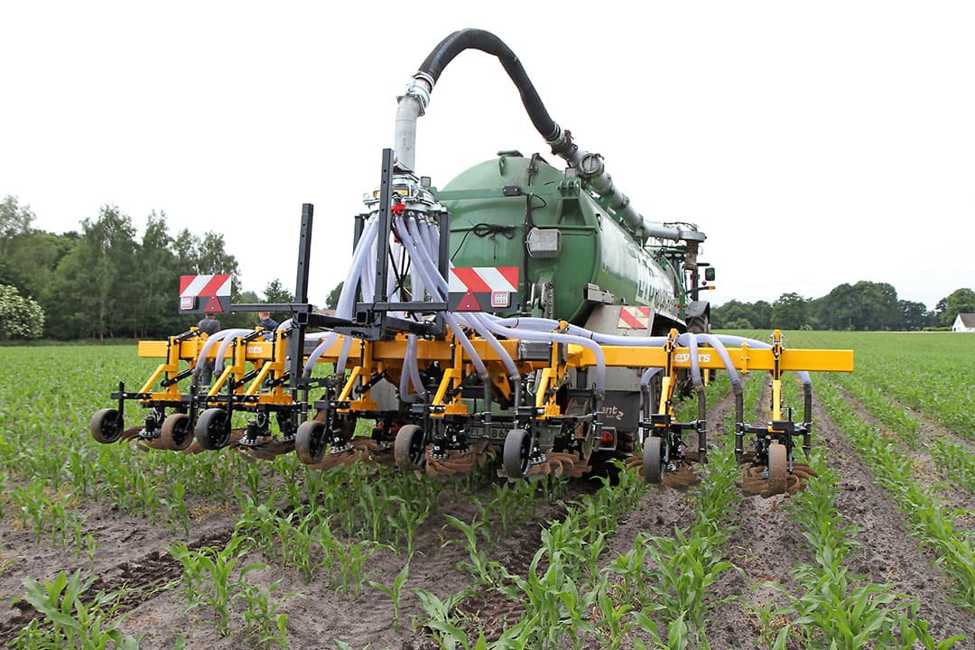 De Evers schoffelbemester is er in een 8- en 12-riige versie. Drijfmest aanwenden en tegelijk schoffelen gaat zo in één werkgang. - Foto: Evers Agro