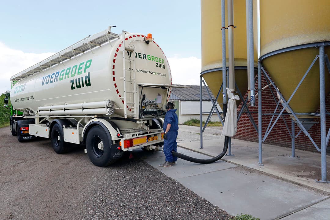 Een bulkwagen van Voergroep Zuid levert voer af bij een varkenshouder. - Foto: Bert Jansen