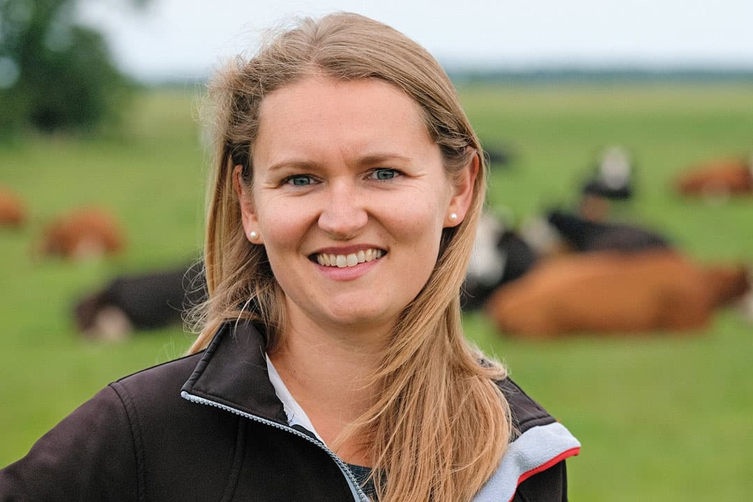 Jessica Tepper (35) heeft met Maurits (40) in Leutingewolde (Dr.) een vlees- en melkveebedrijf met 147 Groninger Blaarkoppen en 180 hectare (60 hectare natuur) in gebruik: natuurboerderij Eytemaheert. - Foto: jan Willem van Vliet