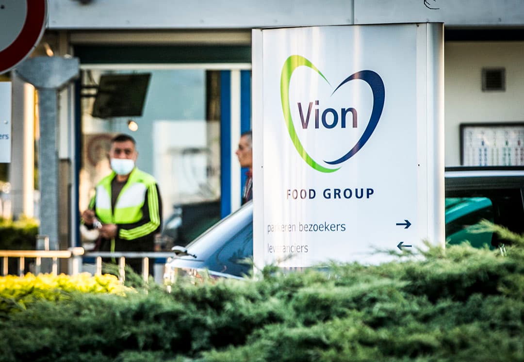 Sinds 2 juni vindt er bij de poort van de Vion-slachterijen een gezondheidscheck plaats. Medewerkers met coronaklachten worden daaropvolgend getest. Foto: ANP