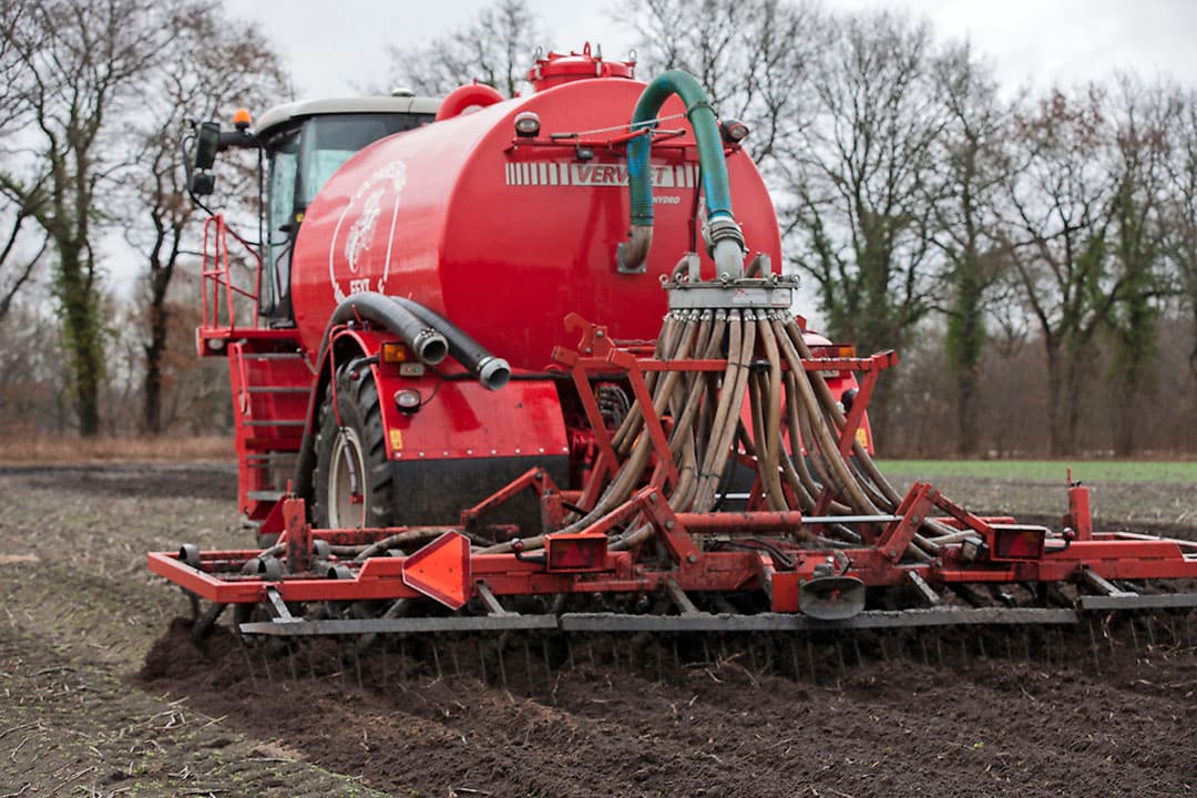 Een loonwerker rijdt drijfmest uit op bouwland. - Foto: Hans Banus