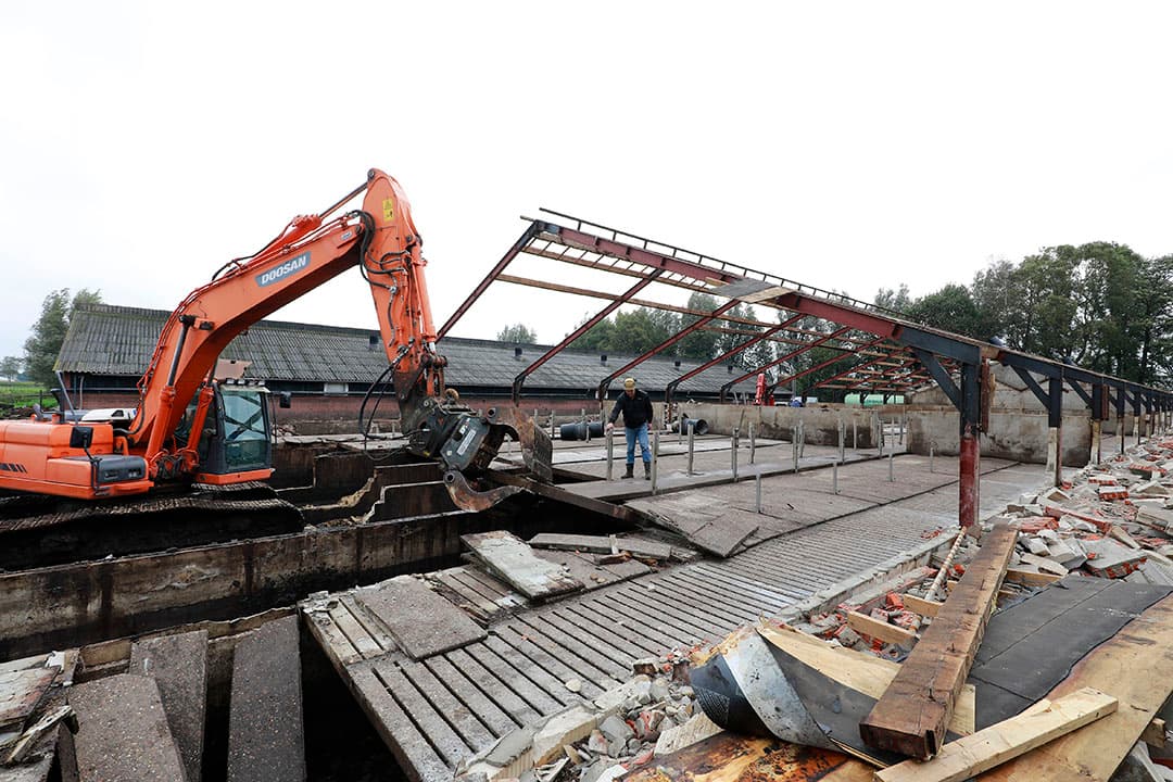 Sloop van een varkensstal. Als alle 407 varkenshouders die een voorstel krijgen gaan slopen, is het maar zeer de vraag of de sloopsector dat aankan. Foto: Ruud Ploeg