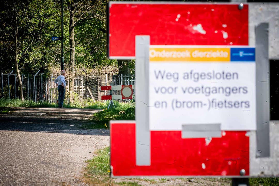 Bij een met het coronavirus besmette nertsenfokkerij in Noord-Brabant zijn borden geplaatst. - Foto: ANP