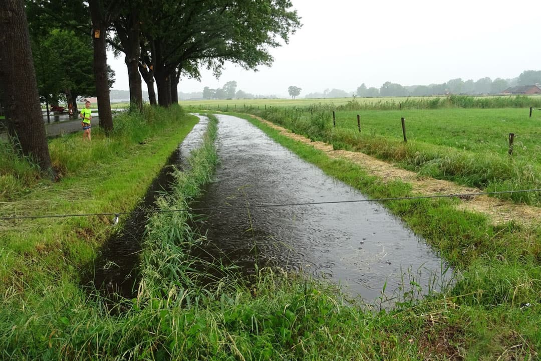 De Roetenbeek in Meddo (Gld.) stond zondag 14 juni tot de rand gevuld na hoosbuien. - Foto: Ans Prinsen, weerstation Meddo
