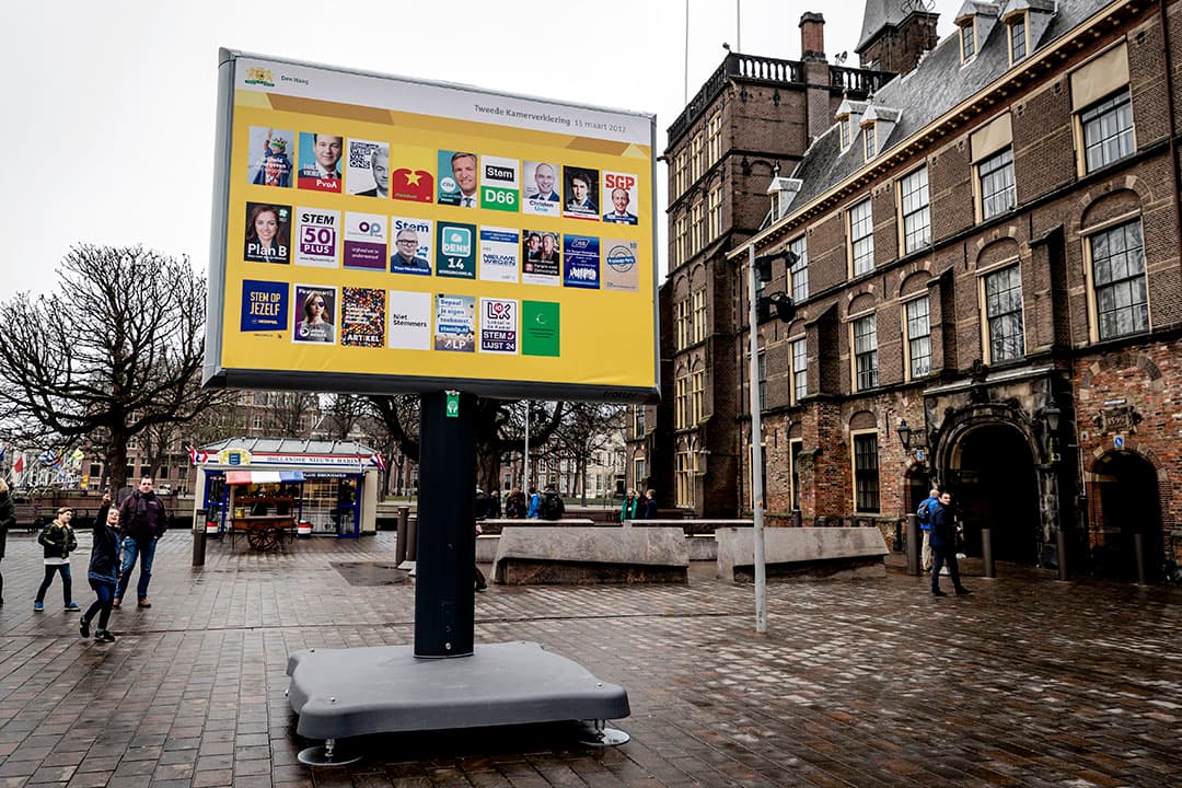 Een voorbedrukt verkiezingsbord bij het Binnenhof als aankondiging voor de vorige Tweede Kamerverkiezingen op 15 maart 2017. - Foto: ANP