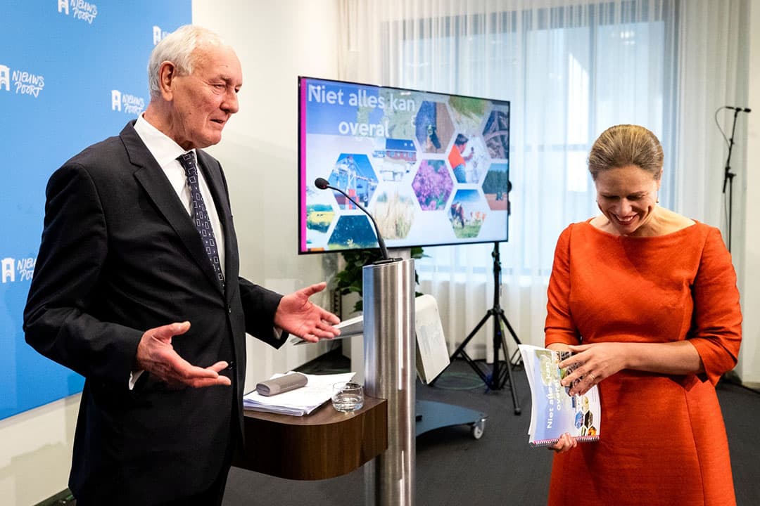 Minister Carola Schouten in gesprek met voorzitter Johan Remkes (L) na afloop van de presentatie van het eindrapport van het Adviescollege Stikstofproblematiek. - Foto: ANP