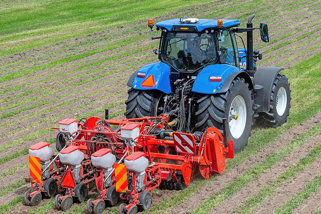 De strokenspitmachine van Farmax, gecombineerd met een maiszaaimachine. De machine spit stroken van 20 centimeter breed. - Foto: Farmax
