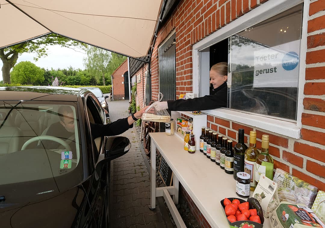 Tijdens de lockdown kopen meer mensen direct bij boer of tuinder. - Foto: Jan Willem van Vliet