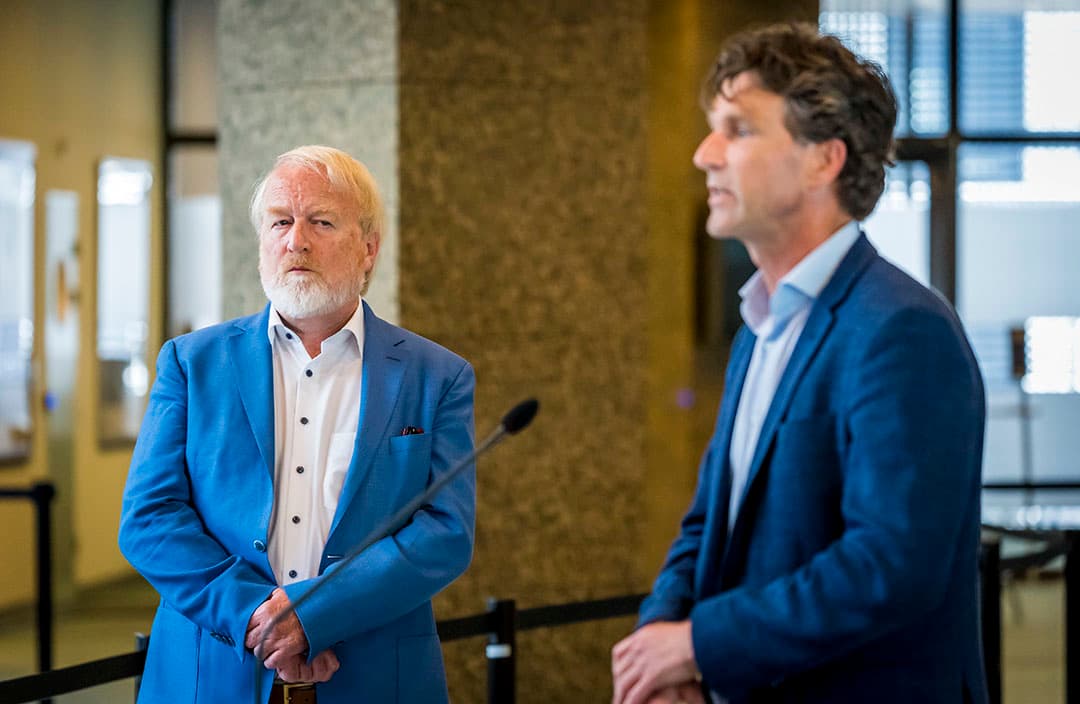 Tijdens een technische briefing praatte Arjan Stegeman van de faculteit diergeneeskunde en Jaap van Dissel van het RIVM (links) Tweede Kamerleden bij over de besmettingen met het coronavirus op nertsenbedrijven. - Foto: ANP