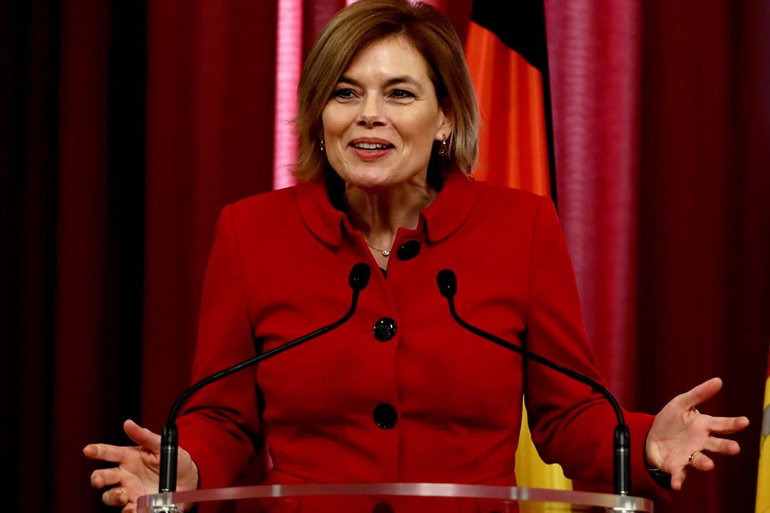 De Duitse landbouwminister Julia Klöckner vindt het belangrijk dat de theoretische gedachte achter het Boer-tot-Bordplan ook in de praktijk gebracht kan worden op het boerenerf. - Foto: EPA