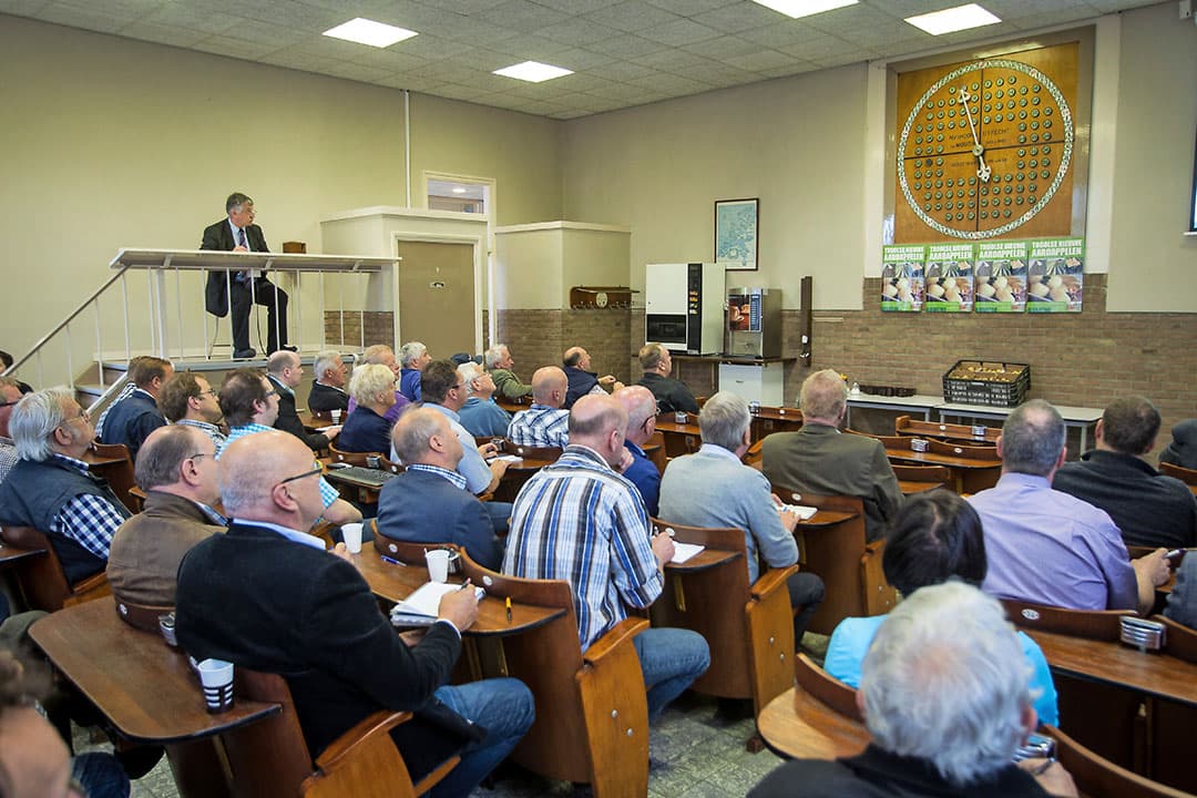 Veiling van de eerste tafelaardappelen bij Alvantho in Sint Annaland. Dit seizoen start de aardappelveiling na 1 juni. - Foto: Peter Roek