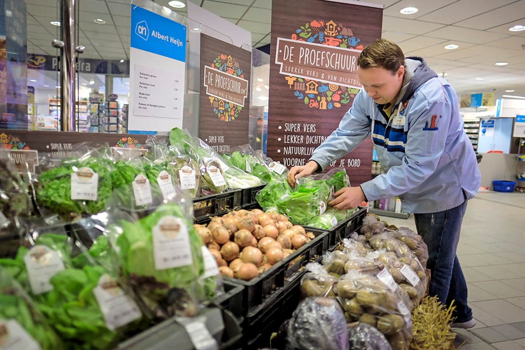Internationale, lange voedselketens zijn kwetsbaar gebleken. Voedsel-zelfvoorziening op regionaal niveau dient voorop te staan; mondiale afstemming kan regionale tekorten aanvullen, zegt Onno van Bekkum.