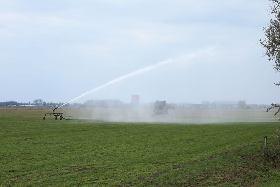 Beregening wegens droogte (achiefbeeld van eerder dit voorjaar). Warm en droog weer is voor veel burgers vooral 'leuk'; ze kunnen dan lekker naar het terras. Velen hebben echter geen enkel benul van het feit dat langdurige droogte een ramp kan zijn voor veel voedselproducenten. - Foto: Henk Riswick