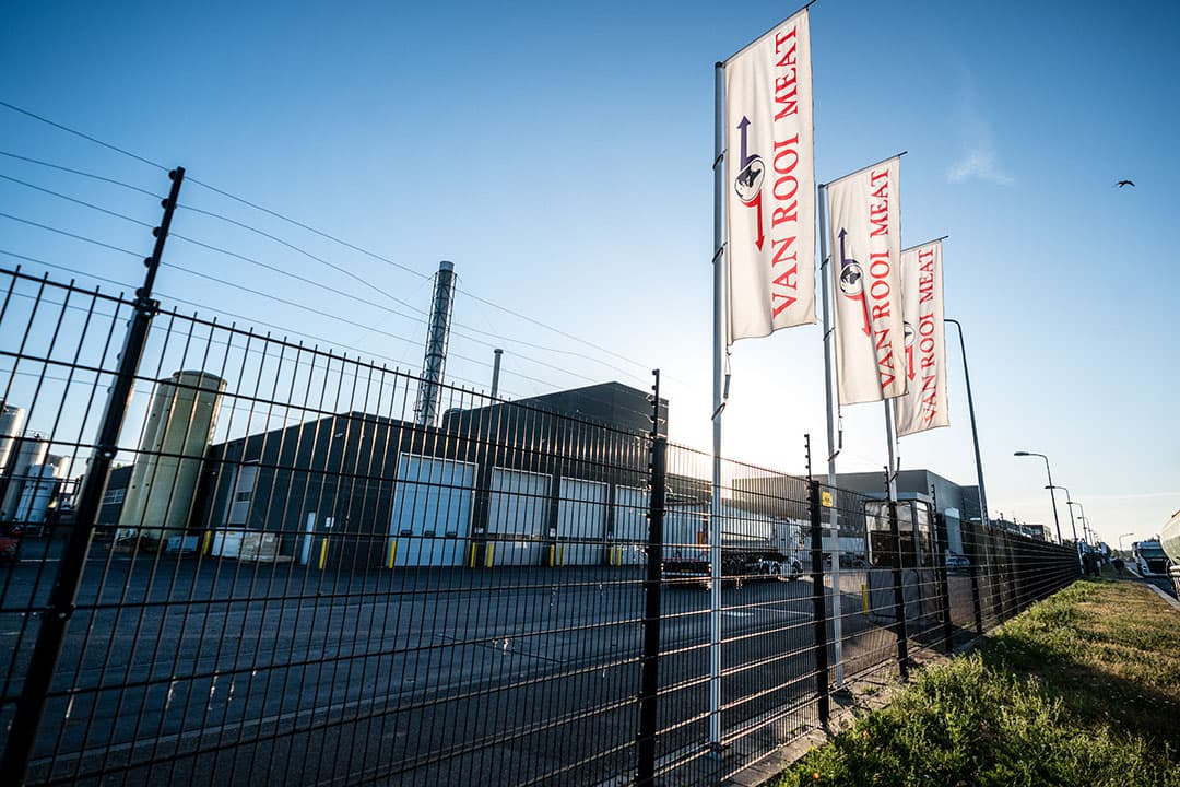 Exterieur van Van Rooi Meat. Het slachthuis moet op last van de Veiligheidsregio Brabant-Zuidoost tot 2 juni dichtblijven, nadat opnieuw medewerkers positief testten op het coronavirus. - Foto: ANP