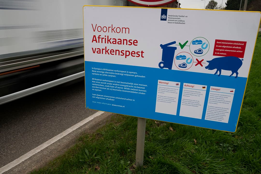 Waarschuwingsborden tegen verspreiding Afrikaanse varkenspest.- Foto: Twan Wiermans