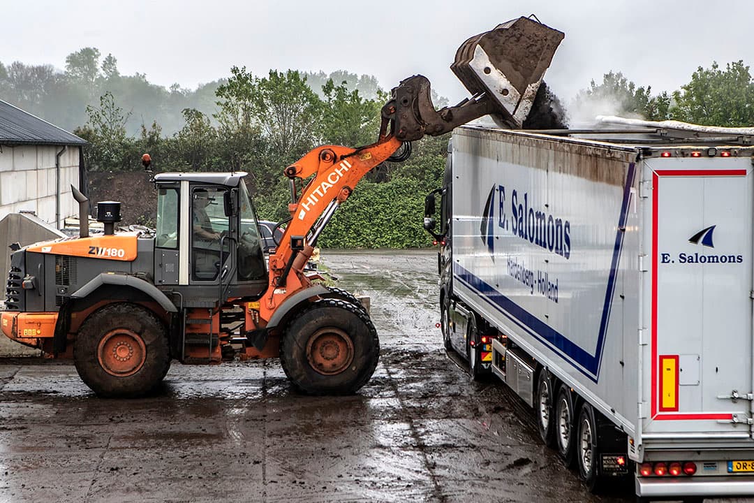Edwin Salomons laadt een vracht gecomposteerde mest voor een Franse akkerbouwer. Het percentage droge stof is maximaal 50. - Foto: Ronald Hissink