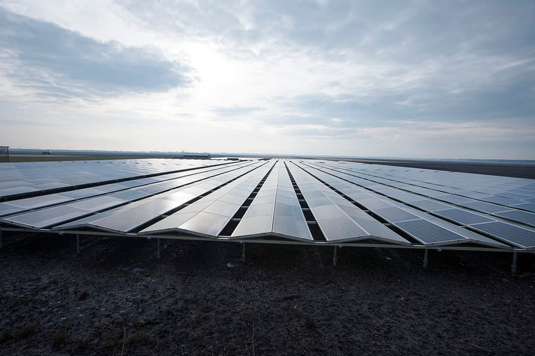 Een zonnepark. Voorlopig worden in Friesland geen zonneparken meer op landbouwgrond gebouwd. - Foto: Hans Banus