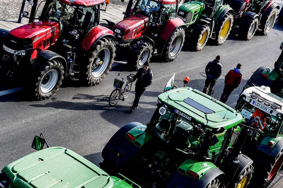 Ruim 1.500 boeren demonstreren met trekkers in Dresden op 5 maart 2020 tegen het agrarische beleid van de Duitse en Europese politiek.  - Foto: EPA