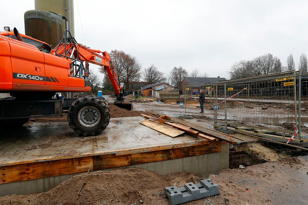 Verbouw van een ligboxenstal. Voor de eerste subsidieronde is er ¬  9 miljoen voor de melkveehouderij en ¬  2 miljoen voor de kalverhouderij gereserveerd. Foto: Bert Jansen