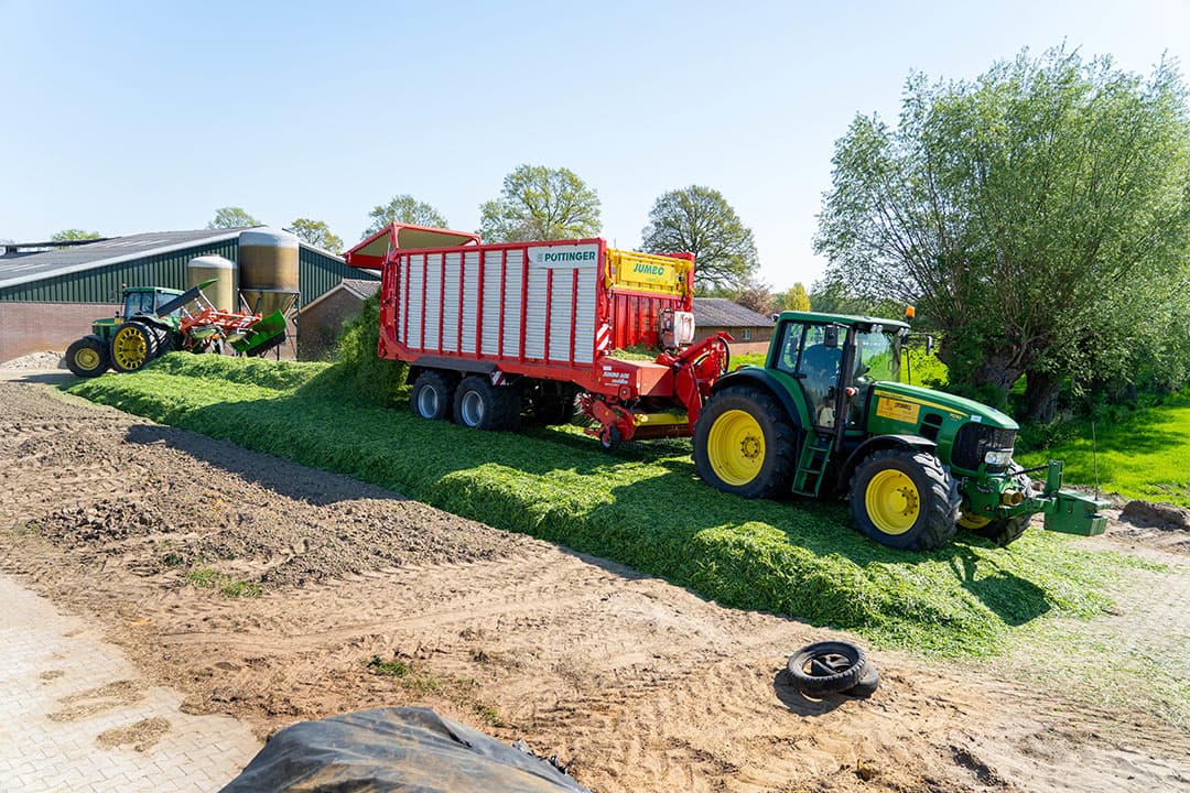 De oogst van Snelle Lente Rogge komt op een lege kuilplaat. De eerste snede gras wordt hier overheen gekuild, om maximaal druk op de rogge te geven. - Foto's: Jan Willem Schouten