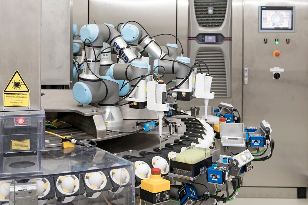 Seleggt-machine detecteert geslacht van embryo s in broedeieren. - Foto: Koos Groenewold