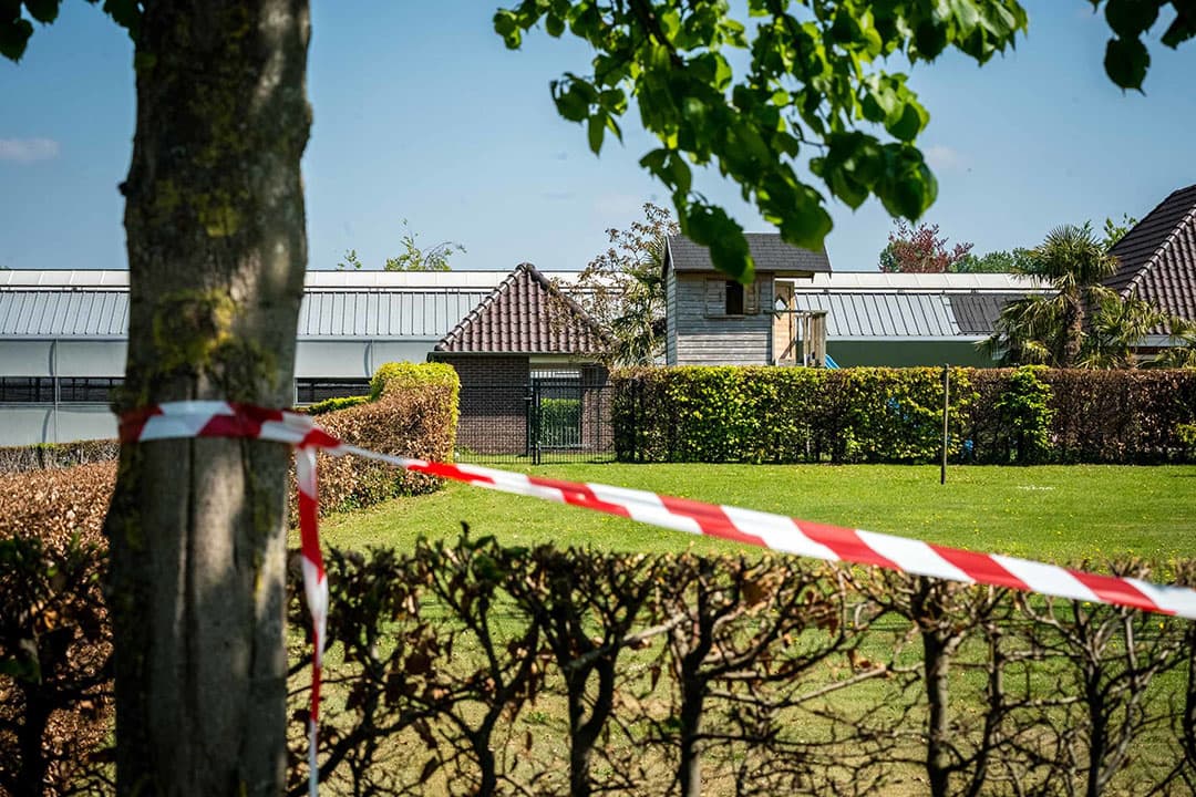 Linten bij een nertsenhouderij. De boerderij werd gesloten nadat bleek dat dieren besmet waren geraakt met het coronavirus. - Foto: ANP