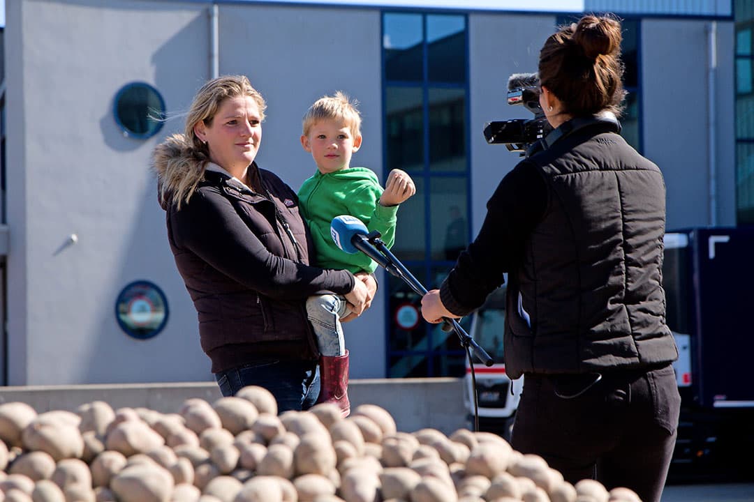 Akkerbouwer Astrid Francis staat de pers te woord, nadat ze 6 ton aardappelen bij het hoofdkantoor van Deen-supermarkten heeft gestort. - Foto: Rebel Fotografie