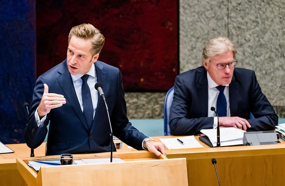 Minister Hugo de Jonge van Volksgezondheid, Welzijn en Sport en minister Martin van Rijn (rechts) voor Medische Zorg, tijdens een debat in de Tweede Kamer. - Foto: ANP