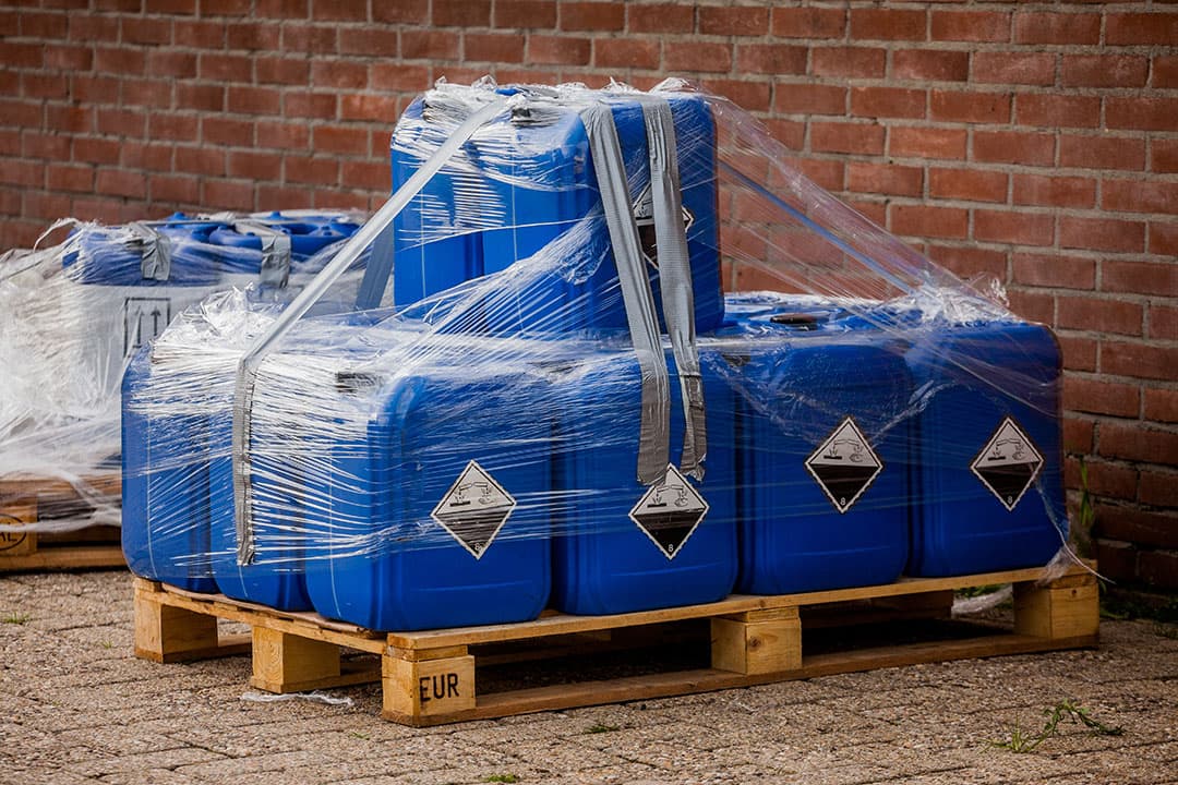 2017-08-10 00:00:00 LUNTEREN - Bij een bedrijf in Lunteren wordt in opdracht van de NVWA verdacht materiaal op transport gezet. Bij verscheidene bedrijven in Nederland en Belgie werden in verband met de fipronil-crisis invallen gedaan. ANP SEM VAN DER WAL