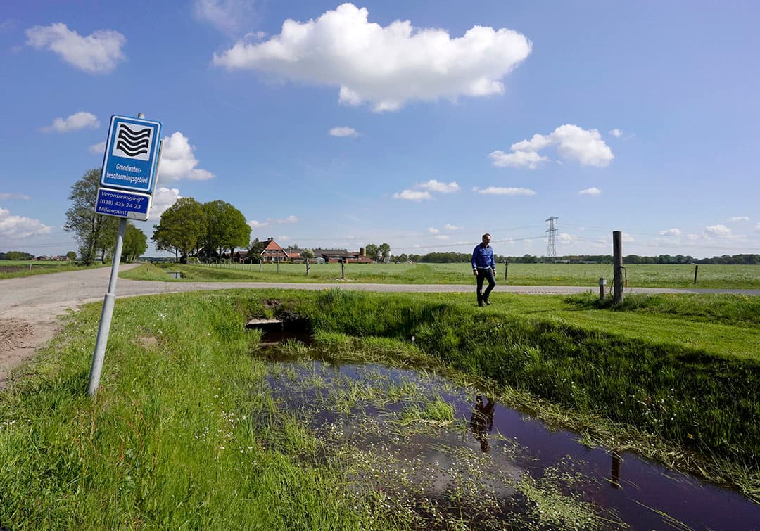 Archiefbeeld van melkveehouder die met zijn bedrijf in een kwetsbaar grondwaterbeschermingsgebied zit. - Foto: Ruud Ploeg