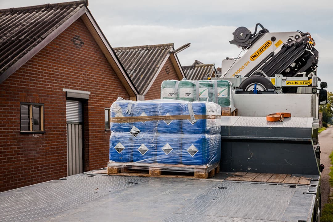 In opdracht van de NVWA wordt verdacht materiaal bij Chickfriend op transport gezet (archieffoto). - Foto: ANP