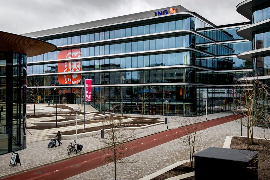 Hoofdkantor ING in Amsterdam. De Nederlandse banken steunen bedrijven inmiddels met ¬ 11 miljard. - Foto: ANP