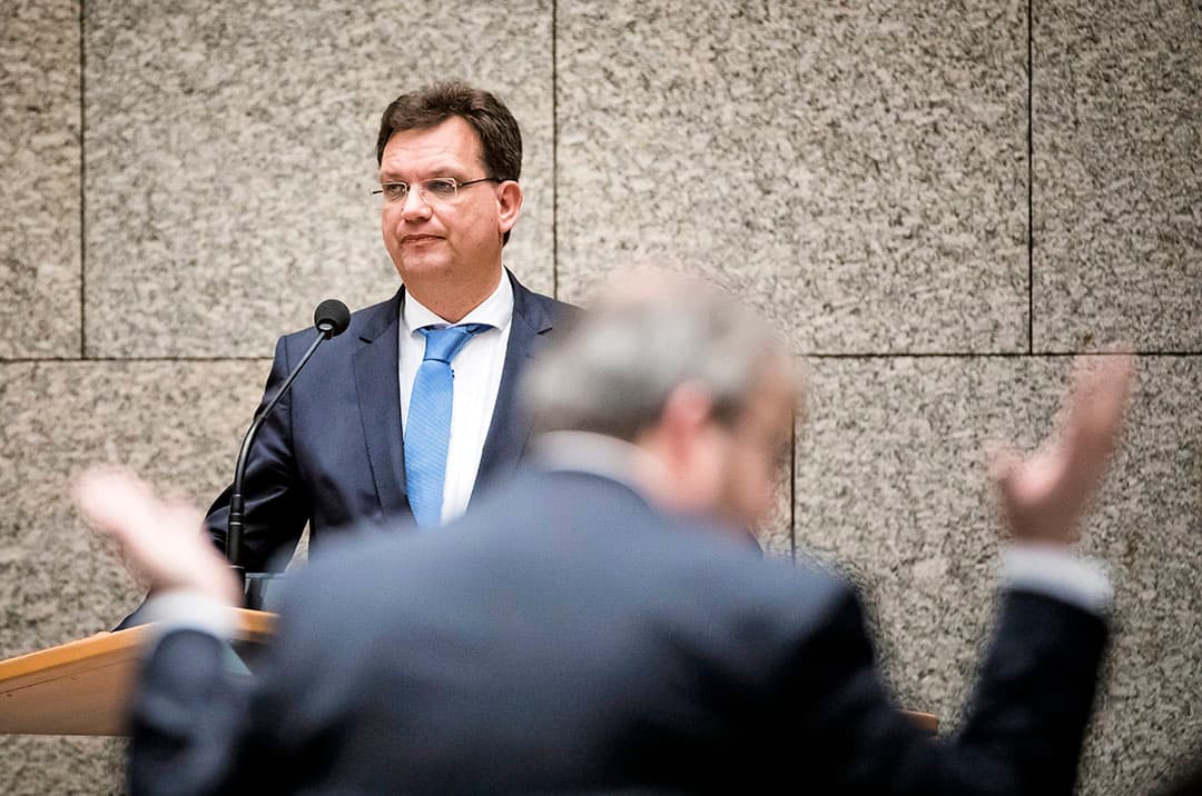 Jaco Geurts (CDA, op achtergrond) en Frank Futselaar (SP) tijdens een Tweede Kamerdebat. - Foto: ANP