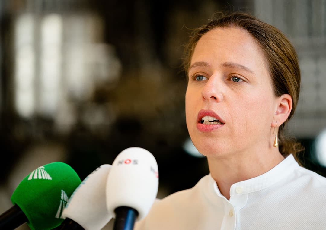 Landbouwminister Schouten heeft aangegeven dat zij de juridische mogelijkheden niet heeft om bij bestaande situaties spuitvrije zones in te stellen, bijvoorbeeld rond woningen of speelplekken voor kinderen. Foto: ANP