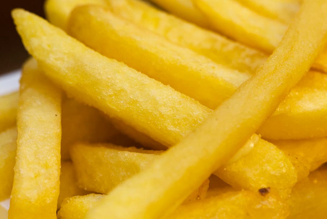 Frites. De vraaguitval naar bijvoorbeeld frites in de horeca (als gevolg van de coronacrisis) is een van de oorzaken dat de aardappelverwerkende industrie in problemen kwam. - Foto: ANP