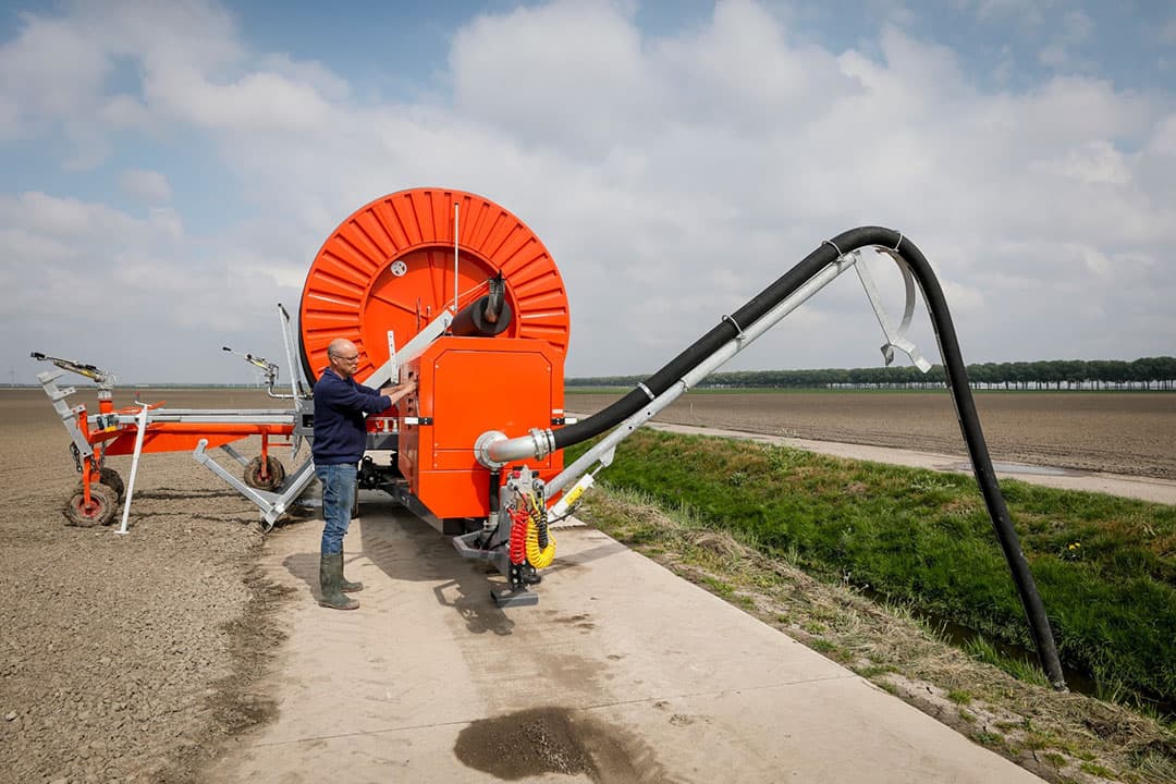 Gebruik van oppervlaktewater voor beregeningen is op steeds meer plekken in het land niet toegestaan. - Foto: Koos Groenewold