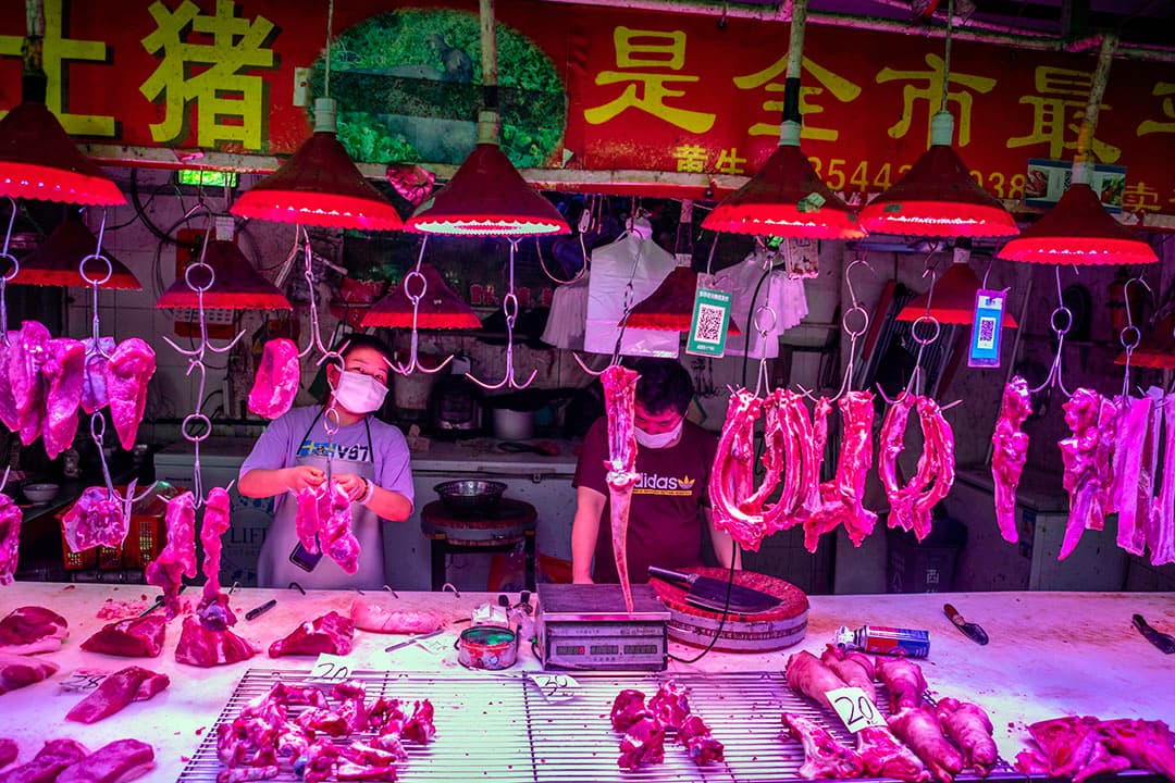 Sommigen wijten de pandemie aan de globalisering. Dat klopt niet helemaal, want de  wet market  in Wuhan, waar de pandemie hoogstwaarschijnlijk is begonnen, is geen internationale, maar een regionale markt. Foto: ANP