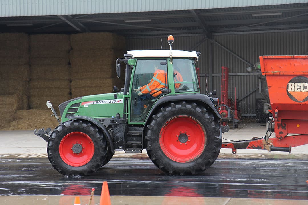 Zonder trekkerrijbewijs komen echter 800 tot 1.000 scholieren van de opleidingen Agrarisch Loonwerk, Groen en Cultuurtechniek in de problemen, volgens Cumela. Foto: Matthijs Verhagen