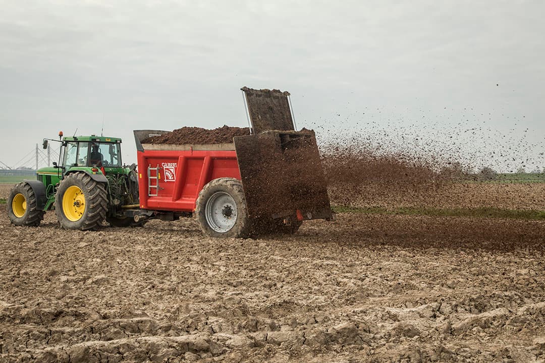 Uitrijden van compost. Ziektewering kan in kasproeven met organisch materiaal gestimuleerd worden. - Foto: Koos Groenewold