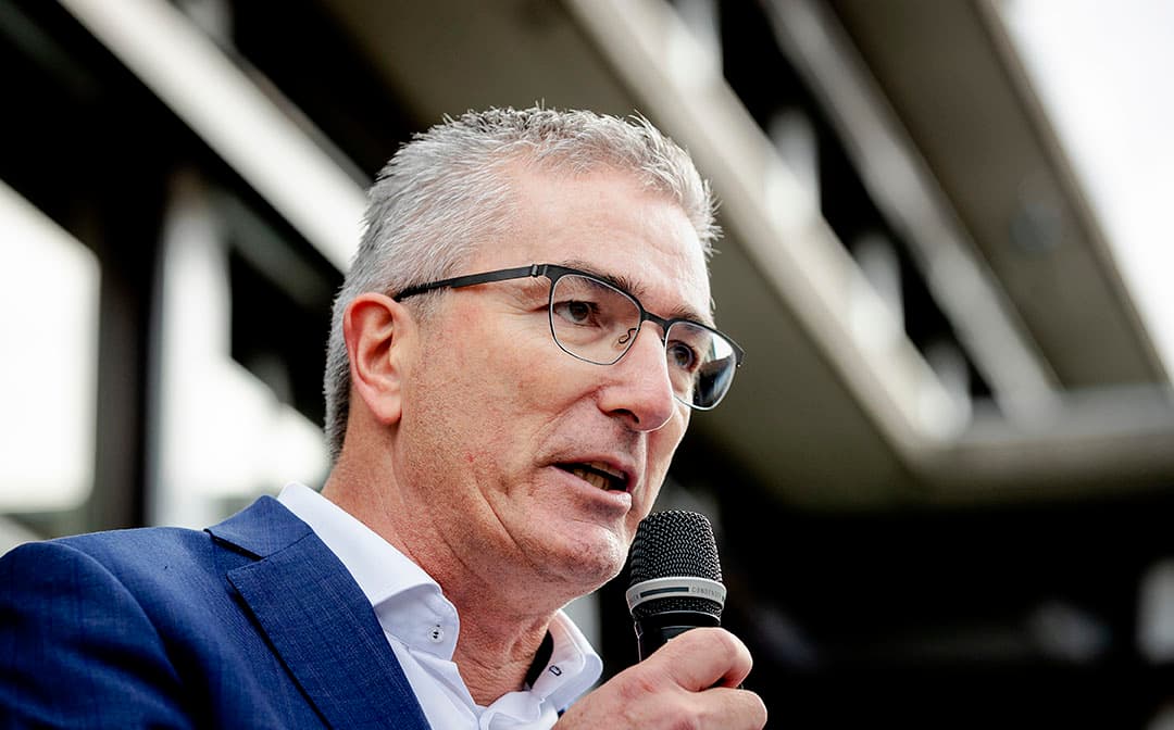 Gedeputeerde Henk Jumelet tijdens de protestactie van boeren bij het provinciehuis van Drenthe op 14 oktober 2019. Foto: ANP
