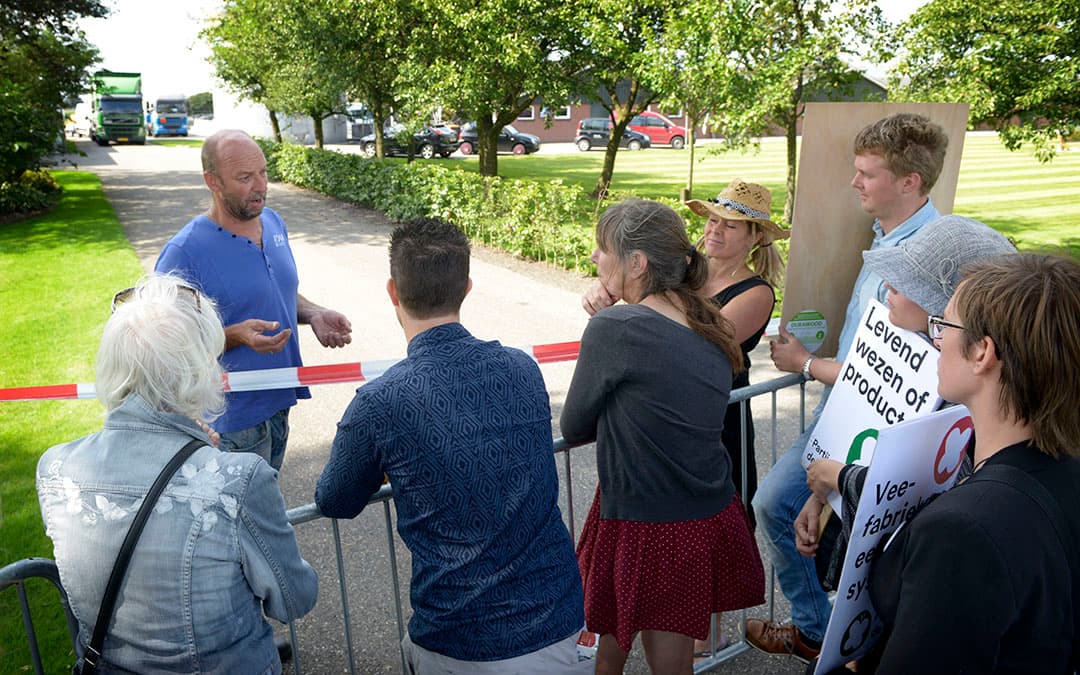 Dierenactivisten zijn vaak wel bereid tot een gesprek maar als de sfeer intimiderend wordt, stel dan een grens. Op die manier wil je niet verder praten.